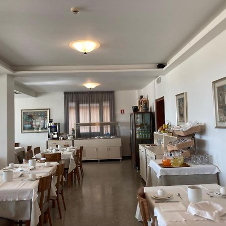Hotel Giacomazzo Каорле Екстериор снимка