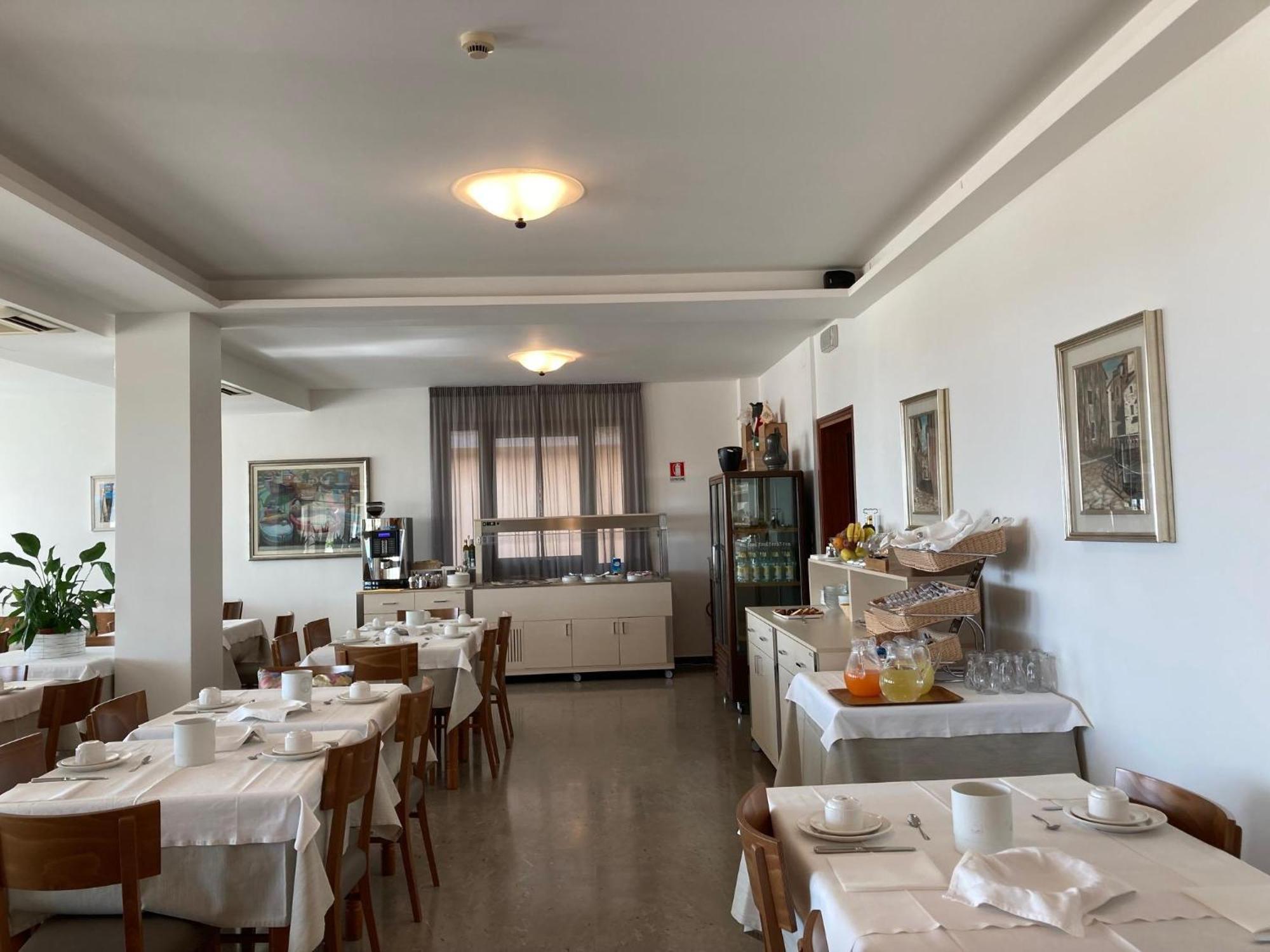 Hotel Giacomazzo Каорле Екстериор снимка