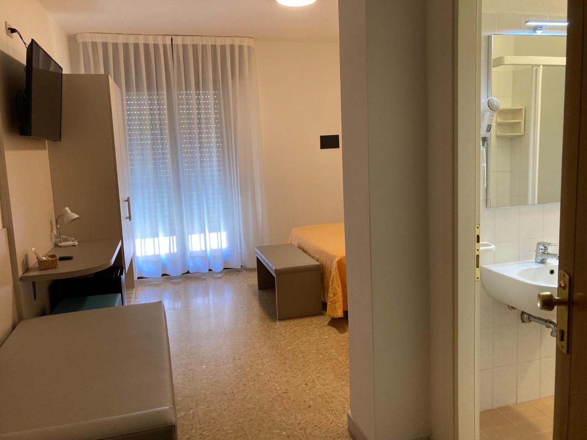 Hotel Giacomazzo Каорле Екстериор снимка