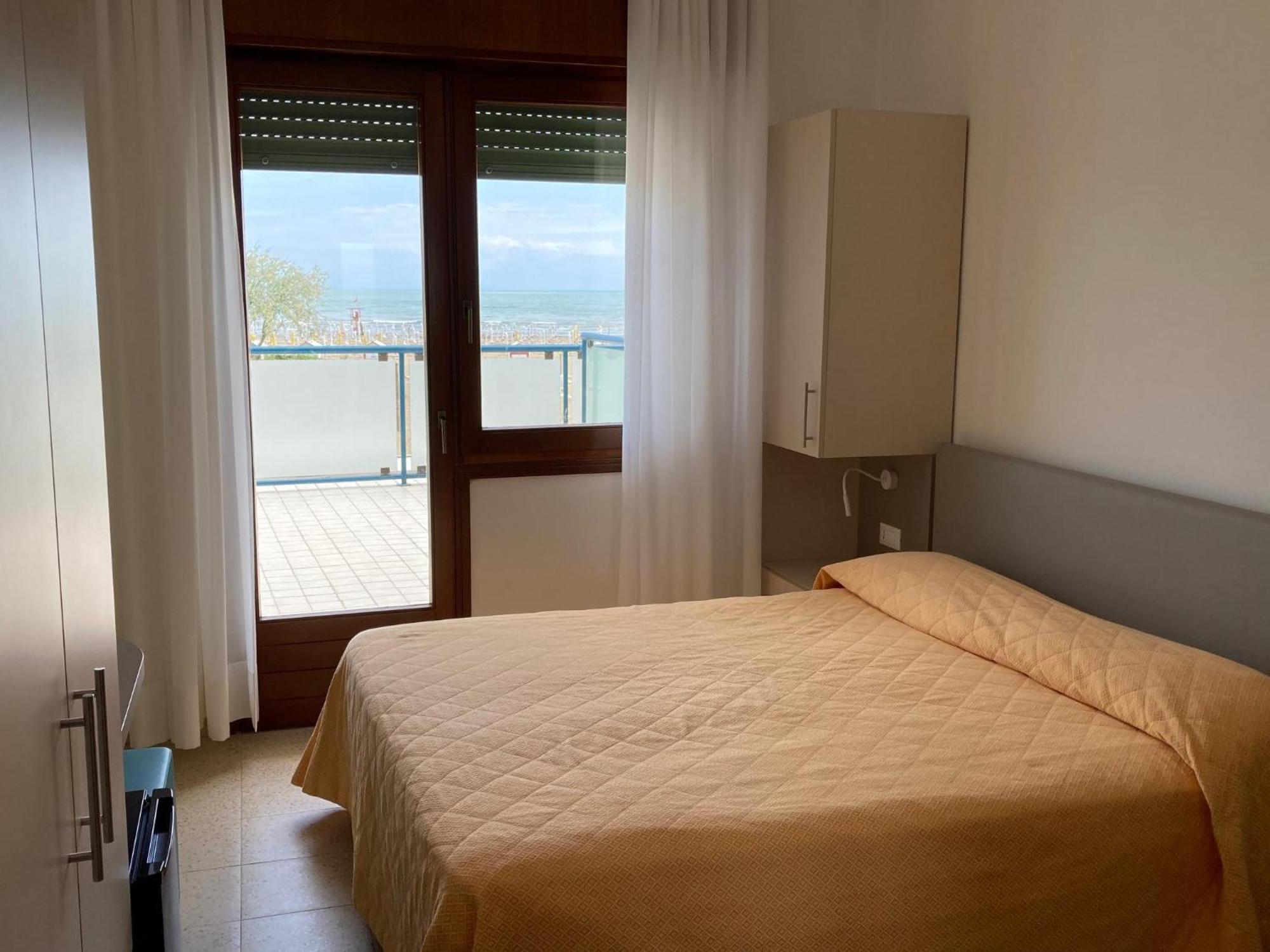 Hotel Giacomazzo Каорле Екстериор снимка
